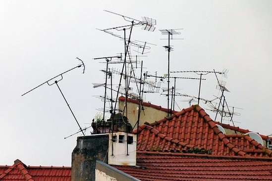Київська влада хоче демонтувати самовільно розміщені ретранслятори на дахах
