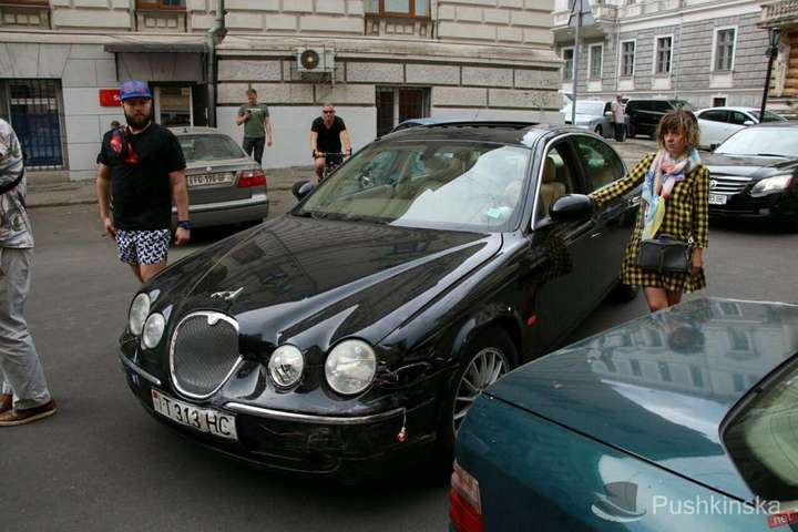 В Одесі п’яна жінка на елітному авто потрощила п'ять автівок