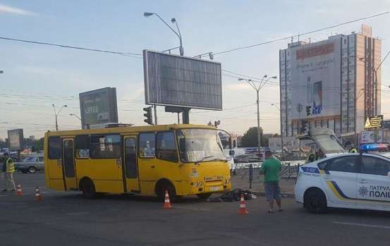 Смертельна ДТП в Києві: маршрутка збила жінку на пішохідному переході