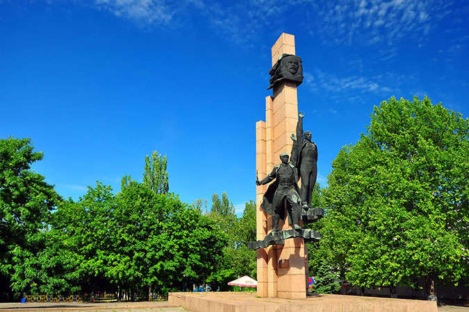Заповідник комунізму: знак Ленінському комсомолу у Миколаєві досі охороняється державою