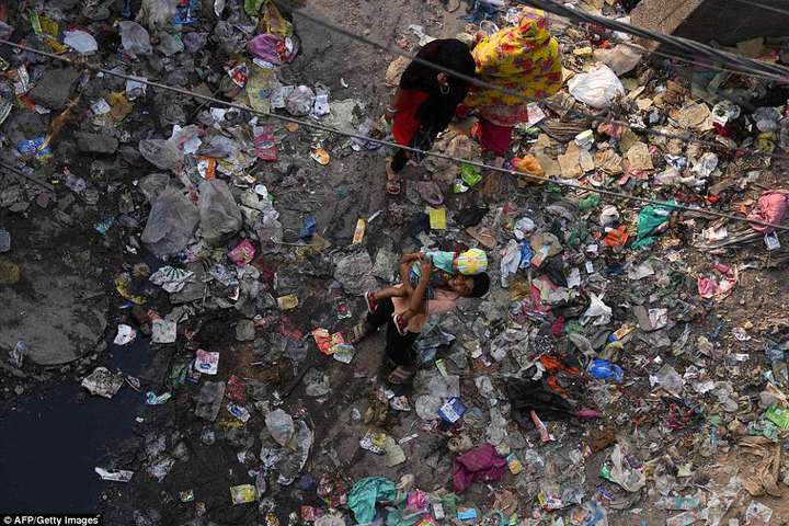 Жизнь в пластиковом аду. Как выглядят индийские трущобы, которые полностью завалены мусором