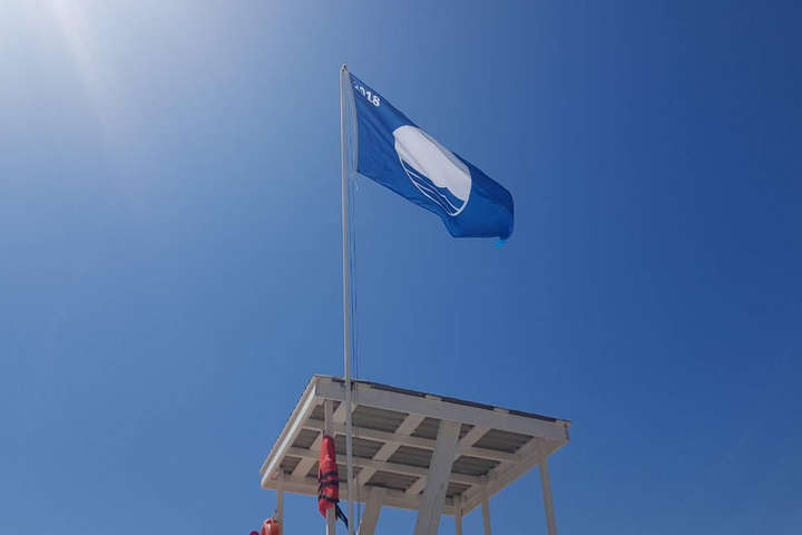 Над пляжем Фонтанки підняли «Блакитний прапор»