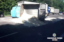 На Прикарпатті внаслідок зіткнення пасажирського автобуса з вантажівкою загинула жінка