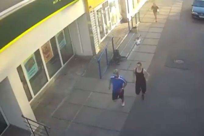 У Києві орудує банда грабіжників: на відео зафіксували момент їхньої «роботи» 