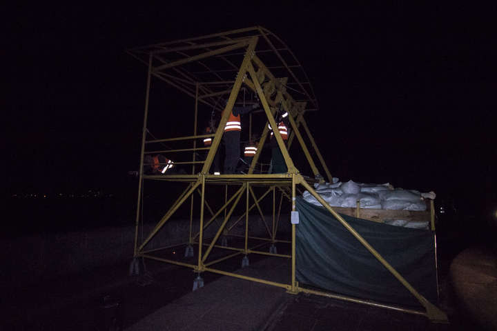 Вночі демонтували екстремальний атракціон над Дніпром (фото, відео)
