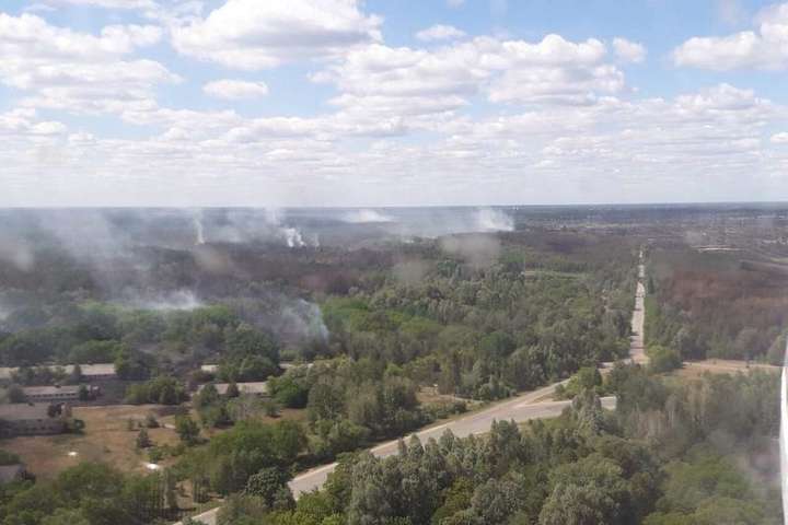 Площа пожежі в зоні ЧАЕС скоротилася до 0,8 га (фото)
