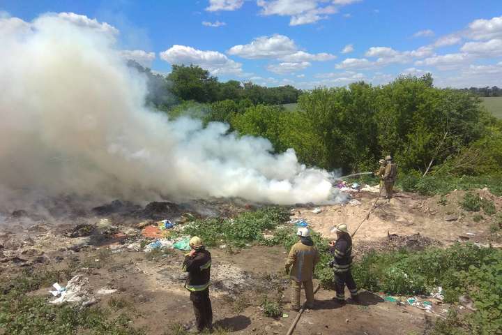 На Київщині сталася масштабна пожежа на сміттєзвалищі