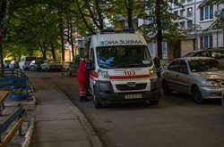 Лікарі швидкої допомоги відвезли жінку в лікарню