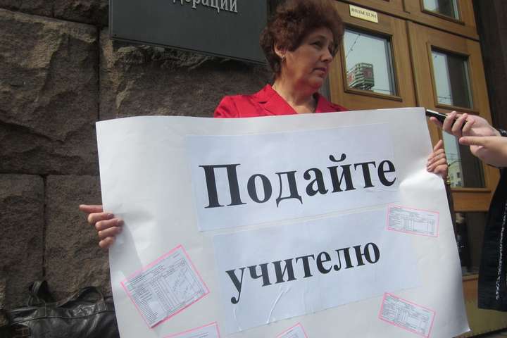 До кінця календарного року освітянам бракуватиме грошей на зарплати – київська профспілка