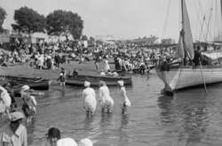 Как отдыхали на пляжах 100 лет назад. Фотогалерея