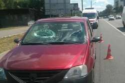 Шматок бетону пробив лобове скло автомобіля 