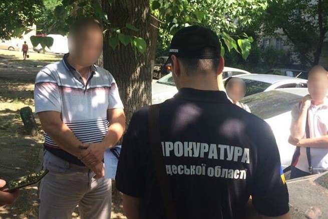 Одеські правоохоронці на гарячому затримали ревізорів, які отримали хабар в 55 тис. грн