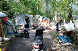 «Нацдружини» проводять «толоку» у таборі ромів у Києві (відео)