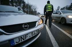 На Волині впіймали митників, які за хабарі пропускали авто на «євробляхах»