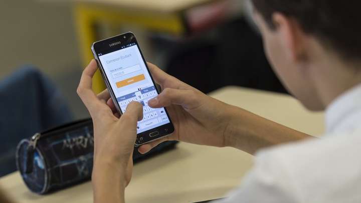 У школах Франції заборонять мобільні телефони