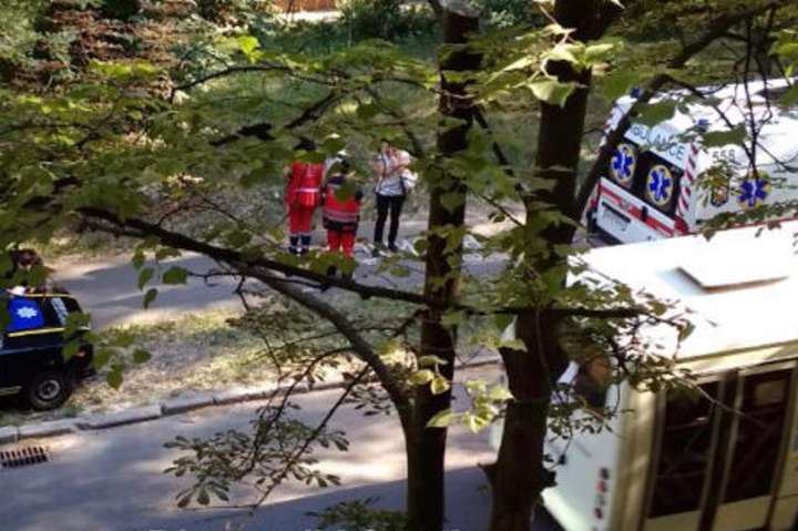 Трагедія у Святошинському районі: жінка випала з вікна багатоповерхівки