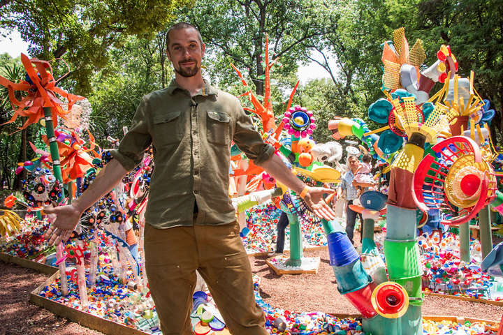 Художник создал «Лес будущего» из трёх тонн пластиковых отходов