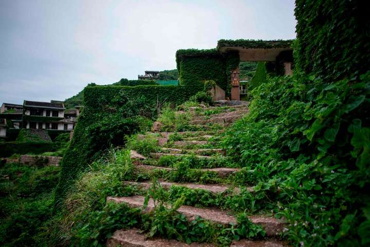 Заброшенная китайская «деревня-призрак», которая медленно поглощается природой. Фотогалерея