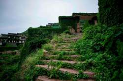 Заброшенная китайская «деревня-призрак», которая медленно поглощается природой. Фотогалерея