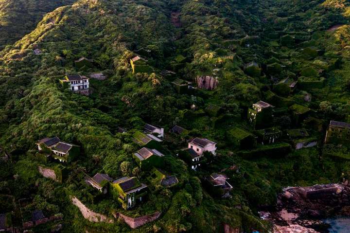 Покинуте китайське «село-привид», яке повільно поглинається природою. Фотогалерея