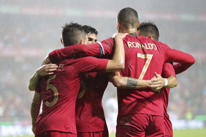 Товариські матчі з футболу. Португалія розгромила Алжир, а Уругвай – Узбекистан. Інші зустрічі