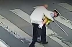 Полицейский переносит старика через дорогу в Китае