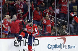 Уболівальниця «Вашингтона» показала свої груди хокеїстам після виграшу кубка Стенлі (відео)