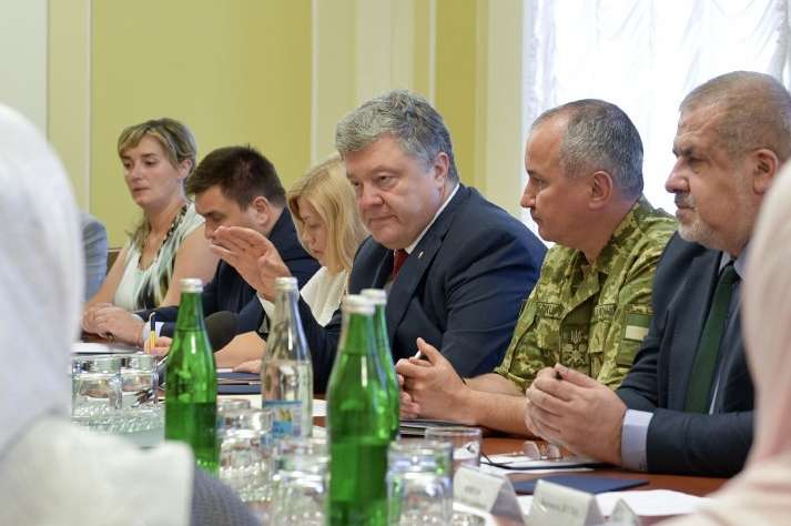 Родственники политзаключенных и заложников встретились с Порошенко
