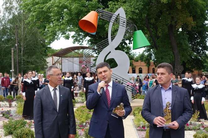 Гройсман у Тульчині відкрив пам’ятник мелодії Щедрик