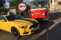 На Контрактовій спорткар «заблокував» рух трамваїв: фото