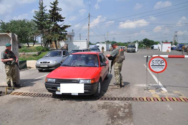 У пункті пропуску на Донбасі жінка умисно наїхала на прикордонника