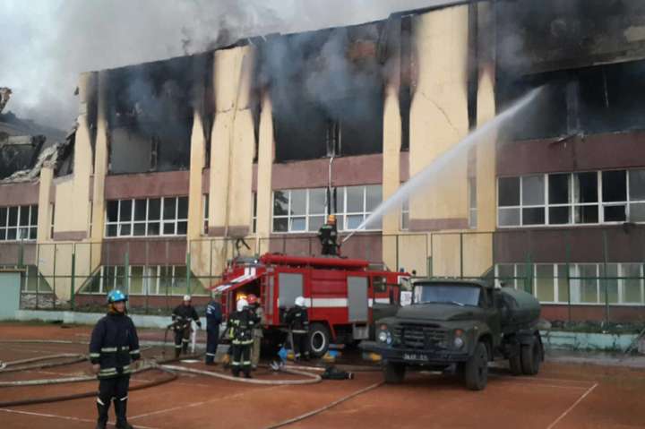 Пожежа у Львові: горіли будівлі спорткомплексу Міноборони (фото)