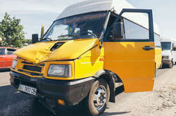 Водій маршрутки не встиг загальмувати, коли на дорогу вибіг чоловік