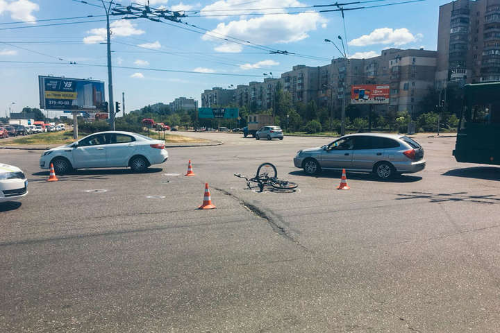 На перехресті бульвару Перова і проспекту Шухевича збили велосипедиста (відео)