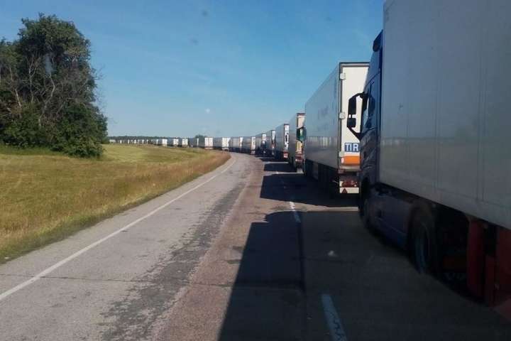 Російські прикордонники заблокували українські вантажівки біля Чернігівщини