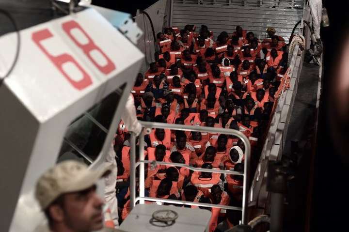 Испания примет судно с 629 мигрантами, которое не пустила к себе Италия