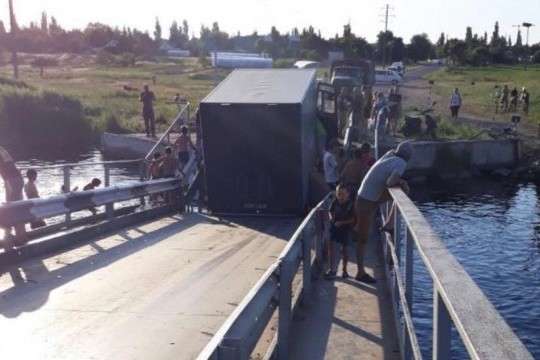 На Миколаївщині вантажівки знову потопили міст через Інгул 