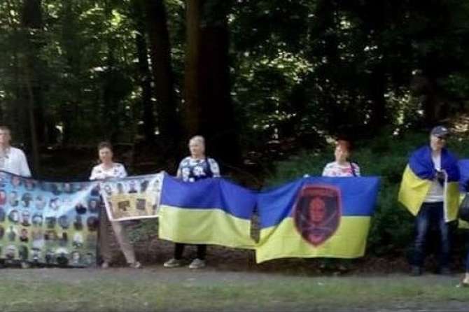 Дружини полонених на Донбасі зустріли міністрів Нормандської четвірки пікетом