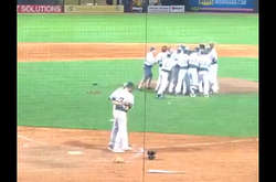 Бейсболіст після завоювання чемпіонства не зрадів, а обійняв друга дитинства, який програв (відео)