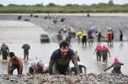 По шию в багнюці. Яскраві фото з незвичайного забігу, який відбувся у Великобританії