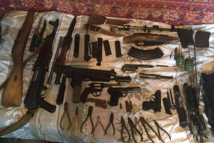 Правоохоронці накрили банду, яка збувала зброю у Києві