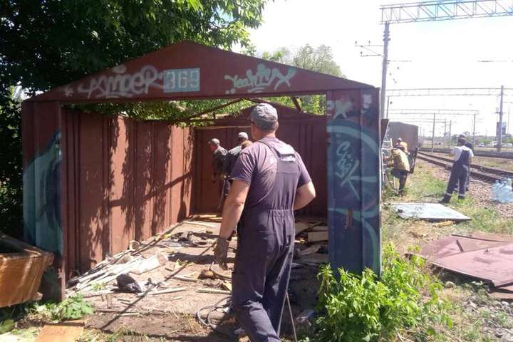 Вздовж залізниці між Києвом і «Борисполем» знесли гаражі (фото)