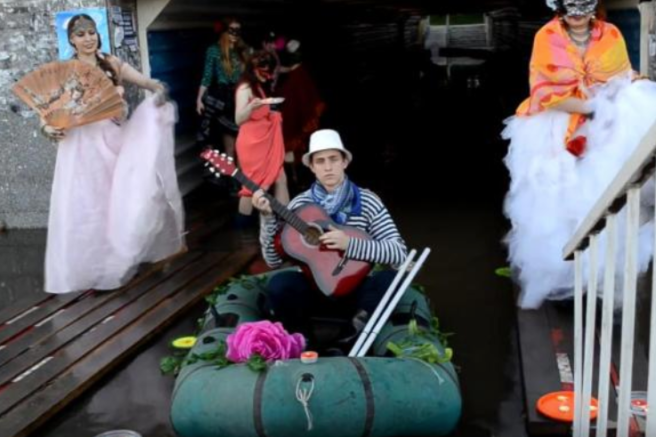 &laquo;Обской городской венецианский карнавал&raquo; - Россияне устроили Венецианский карнавал в затопленном подземном переходе