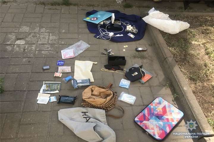 Вилучені у грабіжників речі - На Печерську затримано квартирників-іноземців