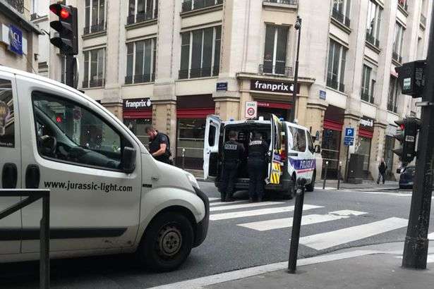 У Парижі озброєний злочинець захопив заручників