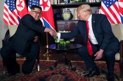 Рукостискання Кім Чен Ина і Дональда Трампа
