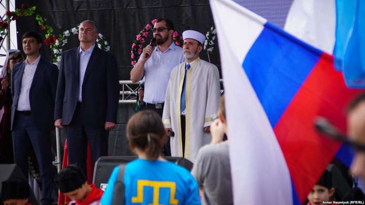 Как крымских татар учат «Путина любить»