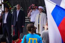 Предвадитель оккупационной власти в Крыму  Сергей Аксенов (второй слева) и подконтрольный Москве муфтий Эмирали Аблаев (справа) на праздновании Хыдырлеза, 5 мая 2018 года 