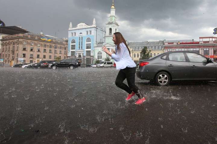 Синоптики попереджають про сильні дощі та грози у Києві й області