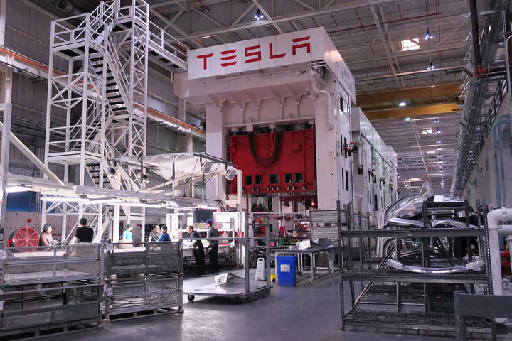 Tesla уволит несколько тысяч сотрудников